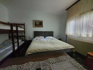 Гостевой дом Guest Accommodation Bakic Колашин Четырехместный номер с видом на сад-6