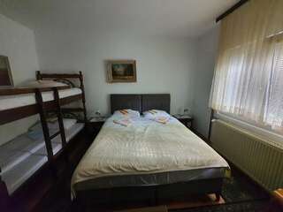 Гостевой дом Guest Accommodation Bakic Колашин Четырехместный номер с видом на сад-1